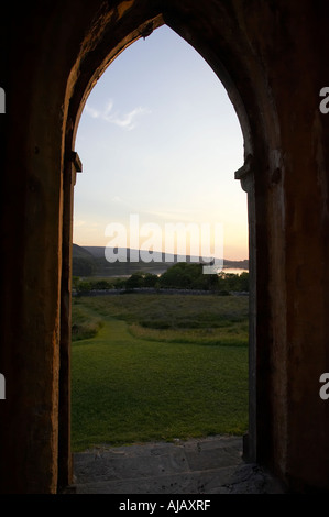 im Inneren Dunlewey Kirche von Irland evangelische Kirche Blick durch vorne gewölbte Tür auf Dunlewey glen Stockfoto