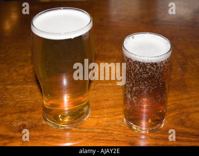 Ein Pint Lager und eine Hälfte des bitteren Radler serviert in einer Gastwirtschaft Stockfoto