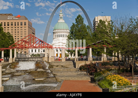 Old Courthouse, Gateway Arch von Kiener Plaza in der Innenstadt von St. Louis, MO, Saint Louis, Missouri, USA Stockfoto