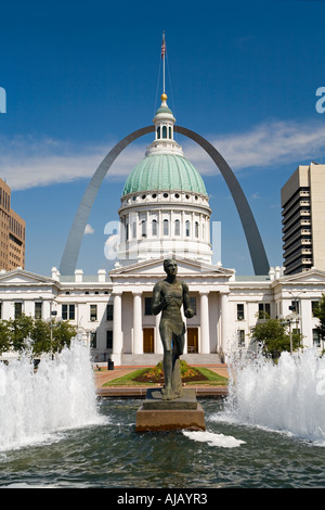 Old Courthouse und Gateway Arch von Kiener Plaza in der Innenstadt von St. Louis, MO, Saint Louis, Missouri, USA Stockfoto