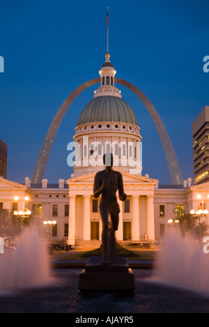 Old Courthouse und Gateway Arch von Kiener Plaza in der Nacht in der Innenstadt von St. Louis, MO, Saint Louis, Missouri, USA Stockfoto