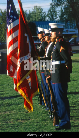 Vier Marines, Mitglieder von einer Ehrengarde stehen stramm während der Präsentation der US-Farben für dem Publikum bei einem Volksfest. Stockfoto