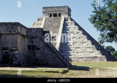 El Castillo (Pyramide von Kukulkan) und die Plattform der Venus, Chichen Itza, Yucatan, Mexiko Stockfoto