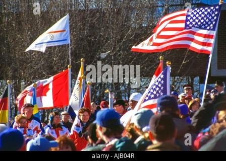 Eine patriotischen, Fahnenschwingen Schuss der Sorte von Leuten, die im Winter kalt zu sehen, die Olympische Fackel in Utah, USA übergeben herauskam Stockfoto