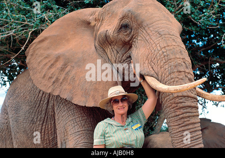 Daphne Sheldrick mit dem Elefanten namens Eleanor die hob als Waise Tsavo East Nationalpark Kenia Stockfoto