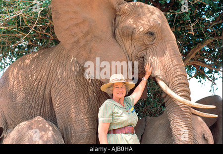 Daphne Sheldrick mit dem Elefanten namens Eleanor die hob als Waise Tsavo East Nationalpark Kenia Stockfoto