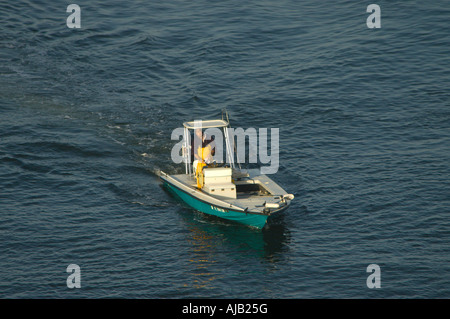Bootfahren macht Außenbordmotor Boot Berufsfischer Kreuzfahrten in ruhigen Flachwasser, gelbe Watvögel, Casting-Plattform Stockfoto