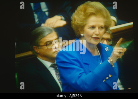 Premierministerin Margaret Thatcher im Fernsehen wedelte mit einem Finger während des Austauschs in der Versand-Box mit Labour-Opposition gesehen Stockfoto