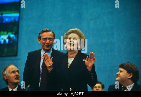 Ex-Premierministerin Margaret Thatcher erhält Applaus nach ihrer Brighton Konferenz Rede 2 Jahre nach seiner Absetzung Stockfoto