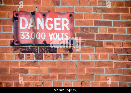 Warnschild außerhalb eines Strom Umspannwerk sagen 'Danger, 33.000 Volt' Stockfoto