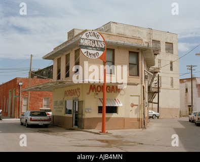 Architektonische Studie über einen Waffenladen in Texas mit einem Schild zeigt die Wörter "Guns & Munition". Stockfoto