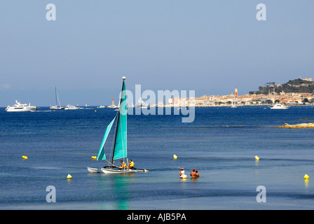 Blick auf das Meer von St. Tropez mit Yacht im Vordergrund Stockfoto