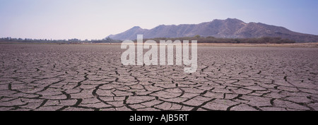 trockene rissige Flussbett, Udaipur See Stockfoto