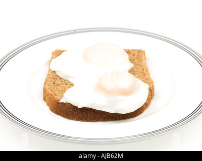 Spiegeleiern auf Vollkorn Toast Stockfoto