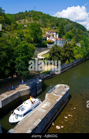 Ausflugsschiff auf der Durchreise einer Sperre bei Pont Valentre auf dem Fluss Lot in Cahors Quercy südwestlichen Frankreich Stockfoto