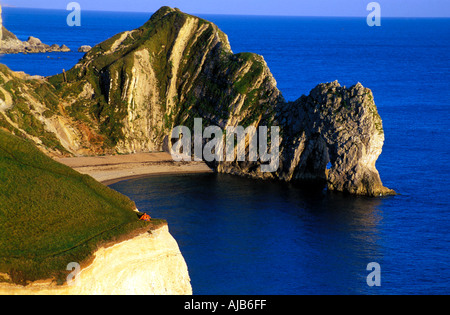 Walker ruht über Durdle Door in der Nähe von Lulworth Dorset UK Stockfoto