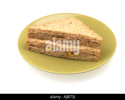 Frischer Thunfisch und Zuckermais Sandwich auf Braun Vollkornbrot Isoliert gegen einen weißen Hintergrund mit Freistellungspfaden und keine Leute Stockfoto