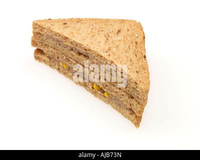 Frischer Thunfisch und Zuckermais Sandwich auf Braun Vollkornbrot Isoliert gegen einen weißen Hintergrund mit Freistellungspfaden und keine Leute Stockfoto