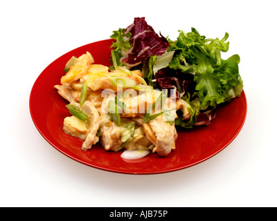 Coronation Chicken mit Salat Stockfoto