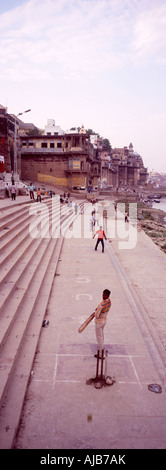 Kinder spielen Cricket, Varanasi Ghats, Indien Stockfoto