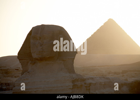 Von Khufu Cheops-Pyramide mit Sphinx Abend bei Sonnenuntergang Gizeh Kairo Ägypten Afrika Stockfoto