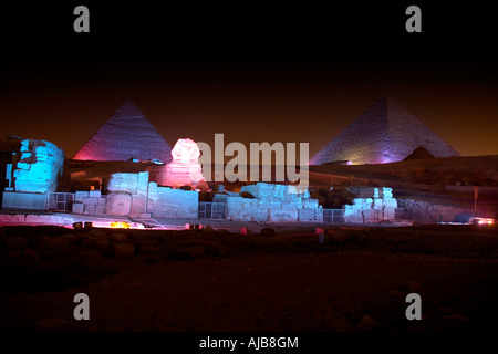 Pyramiden und Sphinx beleuchtet während der dramatischen Abend Son Et Lumiere oder Ton- und Lichtshow in der Nacht oder in Gizeh Kairo Ägypten Stockfoto