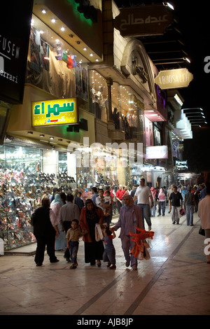 Menschen Strollig in Fron intelligente Geschäfte und Boutiquen in den Abend oder Nacht auf Gamiat Ad Dowal al Arabiya St Agouza Cairo Ägypten Af Stockfoto