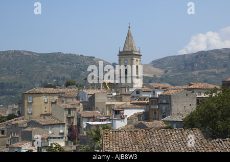 Die Kathedrale und die Häuser in der Provinz Novara di Sicilia Messina Sizilien Italien Juli Stockfoto