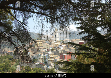 Die Kathedrale und die Häuser in Novara di Sicilia Provinz Messina Sizilien Italien Juli 2006 Stockfoto