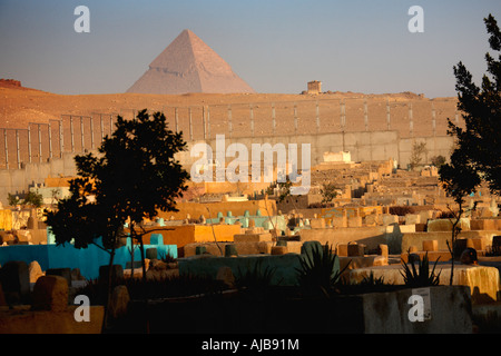 Muslimischen Friedhof mit Pyramide von Khafre Chefren und Sicherheit Zaun Komplex in Gizeh Kairo Ägypten Afrika Stockfoto