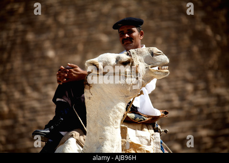 Ägyptische Touristen Polizei Polizist sitzt auf einem Kamel Bewachung Pyramiden mit der Cheops Cheops-Pyramide über Gizeh C Komplex Stockfoto