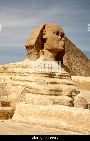 Die Sphinx mit der Cheops Cheops-Pyramide in Gizeh Kairo Ägypten Afrika Ferne Stockfoto