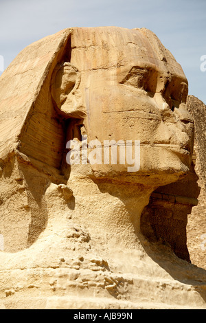 Die Sphinx mit der Cheops Cheops-Pyramide in Gizeh Kairo Ägypten Afrika Ferne Stockfoto