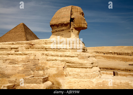 Die Sphinx mit der Cheops Cheops-Pyramide in Gizeh Kairo Ägypten Afrika Ferne Stockfoto