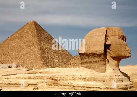 Die Sphinx mit der Cheops Cheops-Pyramide in Gizeh Kairo Ägypten Afrika Ferne Stockfoto