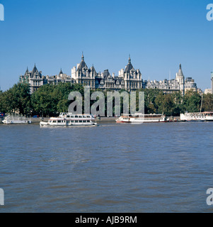 Royal Horseguards Thistle Hotel mit Booten am Ufer des Flusses Themse London SW1 England HXXZsm Stockfoto