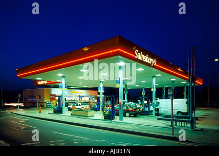 Sainsbury-Tankstelle in der Nacht in Cambridge England HXXZsm Stockfoto