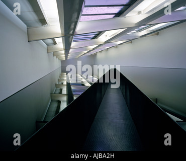 20:50 Skulptur aus Stahl und Motoröl Bildhauers Richard Wilson mit Decke Reflexionen im ehemaligen Saatchi Gallery Stockfoto