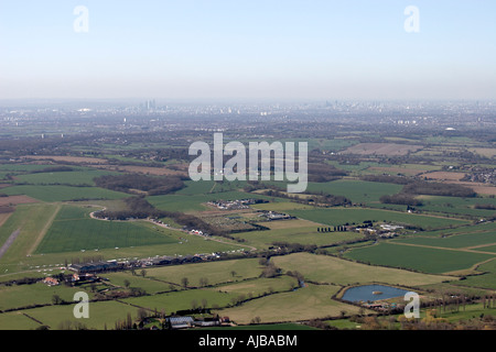 Luftbild Südwesten Stapleford Tawney Flugplatz mit Blick in Richtung Stadt von London Romford London RM4 England UK Stockfoto