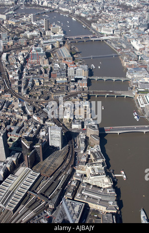 Luftbild westlich von Fluß Themse London Bridge Bahnhof und Southwark London EG4 SE1 England UK auf hohem Niveau schräg Stockfoto