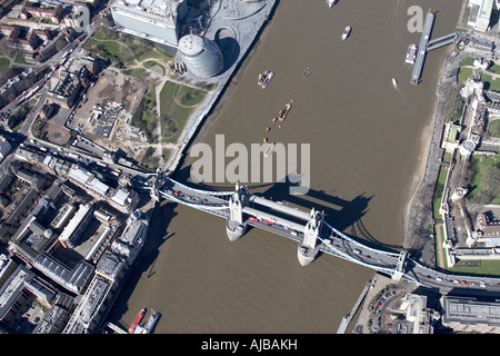 Luftbild westlich von Tower Bridge City Hall Fluss Themse London SE1 England UK auf hohem Niveau schräg Stockfoto