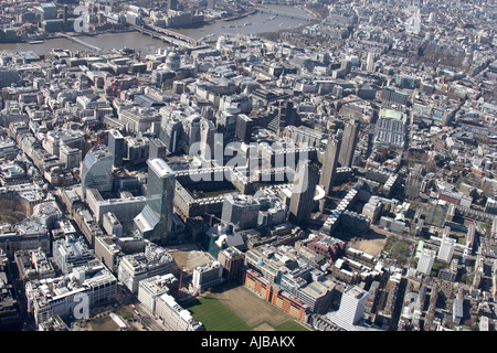 Luftbild südwestlich von der City of London und River Thames EG4 EC2 England UK auf hohem Niveau schräg Stockfoto