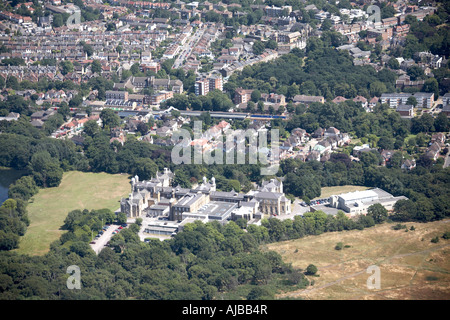 Luftbild östlich von Snaresbrook Crown Court und Vorstadtgehäuse Snaresbrook London E11 UK hohe schräg Stockfoto