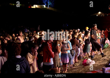 Menschen in Menge beobachtete Leistung auf der wichtigsten Amphitheater Bühne Woodford Folk Festival Queensland Australia Stockfoto