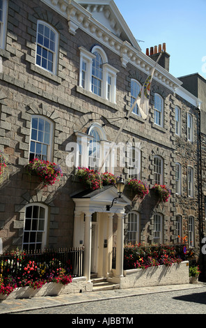 Guernsey - St Peter Port, Blumen vor den Polizisten Büro Stockfoto