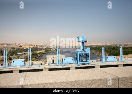 Flow Anpassung Ausrüstung auf alten britischen Dam Nil über Assuan oberen südlichen Ägypten Afrika Stockfoto