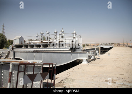 Flow Anpassung Ausrüstung auf alten britischen Dam Nil über Assuan oberen südlichen Ägypten Afrika Stockfoto