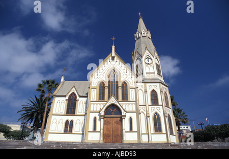 Iglesia San Marcos eine attraktive weiße Kirche mit gotischen Turmspitze und Rundbogenfenster entworfen von Gustave Eiffel Arica Chile Stockfoto