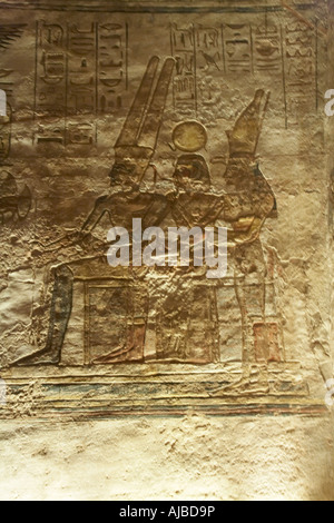 Wand-Reliefschnitzen Heilige Triade von Luxor-Theben mit Sonnengott Amun-Ra Ramsis II als Khonso Mondgott und Mut Mutter der Götter Ägyptens Stockfoto