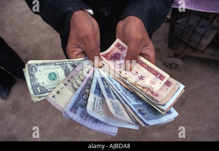 Eine Handvoll Banknoten Uyghur Geldwechsler auf den Straßen von Kashgar Xinjiang China Handel Stockfoto